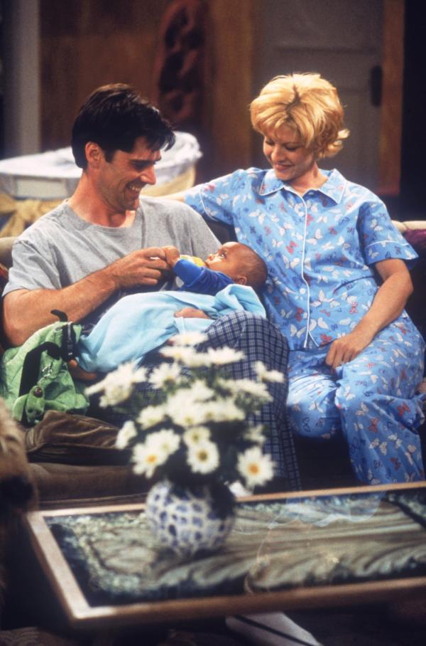 Bild 1 von 1: Kaum haben Dharma und Greg sich zur Adoption des Babys entschlossen, bricht auch schon das Chaos über sie herein. Alle Welt will ihnen bei der Erziehung helfen! Während Kitty das Kind schon einmal in der 'richtigen' Schule anmeldet, schleppen Dharmas Eltern gleich eine ganze Gruppe von Menschen an, die ihrer Meinung nach bestens für alle Entscheidungen hinsichtlich der Erziehung des Kindes geeignet sind...