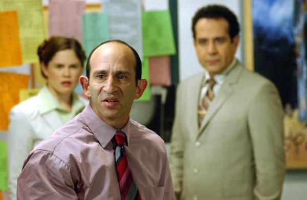 Bild 1 von 1: Im Bild (v.li.): Christopher Neiman (Chilton Handy), Tony Shalhoub (Adrian Monk).