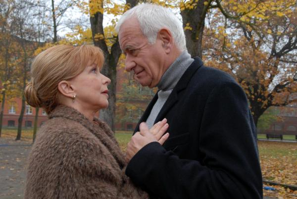 Bild 1 von 13: Im Bild: Ella erklärt Franz das sie nicht mit ihm gehen kann. Ursela Monn (Ella Talbach), Peter Bongartz (Franz Zeller).