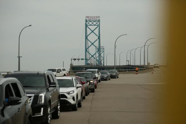Bild 1 von 9: Various vehicles wait in line in attempts to cross the border at the Ambassador Bridge in Detroit, MI.