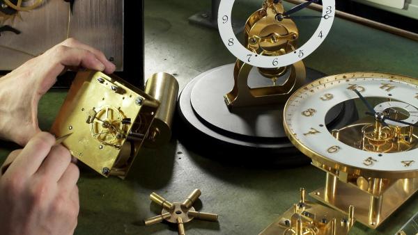 Bild 1 von 16: Im Bild: Reparatur einer Pendeluhr.