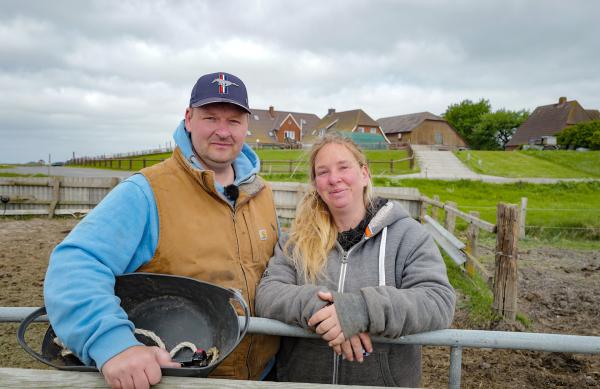 Bild 1 von 4: Familie Brogmus vor ihrer Ferienpension.