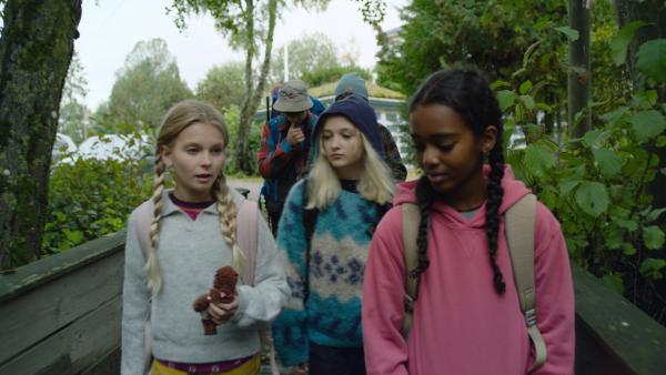 Bild 1 von 1: Kim soll den anderen den Weg zur Hütte im Wald zeigen. Aber sie hat keine Lust dazu. (v.l.n.r.: Anine Bonnevie Nagell-Høyer, Bianca Ghilardi-Hellsten, Solyana Tesfaye Tikabo)