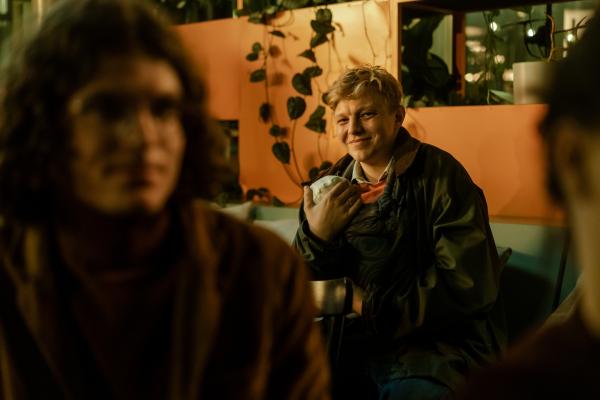 Bild 1 von 7: Auch Tobi (Leonard Kunz) ist mit Baby Oskar gekommen, um Hanna zu unterstützen.