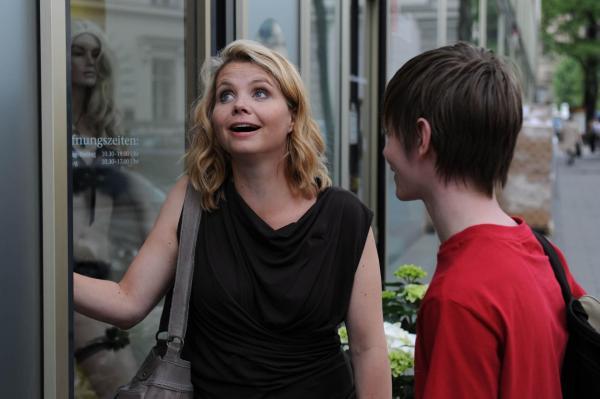 Bild 1 von 12: Seit dem Tode ihres Mannes erzieht Eva (Annette Frier, l.) ihren Sohn (Maximilian Waldmann, r.) alleine. Mit seinen 15 Jahren steckt Ben mitten in der Pubertät und ist auf der Suche nach seiner ersten großen Liebe ...