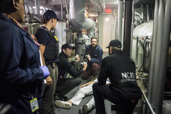 Bild 1 von 14: Pride (Scott Bakula, r.) muss einen nahestehenden Familienfreund beschützen, der mit dem Hauptverdächtigen in einem aktuellen Fall zusammen ist. Doch kommt sein Team Dr. Wade (CCH Pounder, l.), Swanson (Toni Trucks, 2.v.l.), LaSalle (Lucas Black, 3.v.l.) und Lund (Rob Kerkovich, 2.v.r.) bereits zu spät?