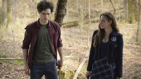 Bild 1 von 8: Landon Kirby (Aria Shahghasemi, l.); Hope Mikaelson (Danielle Rose Russell, r.)