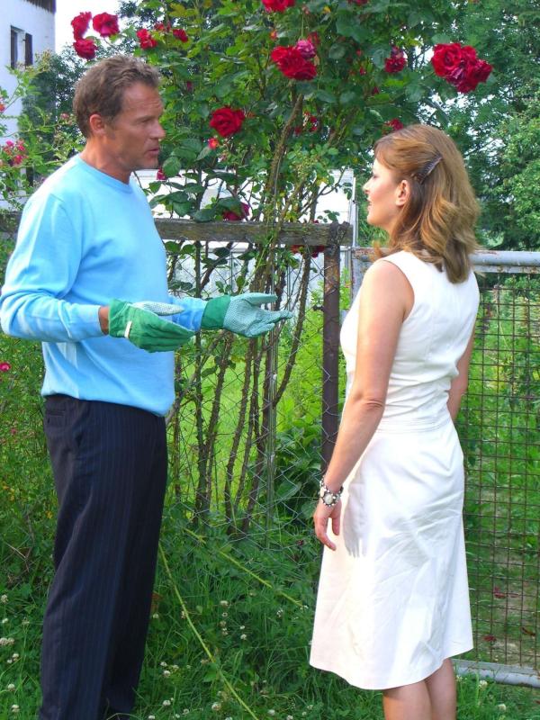 Bild 1 von 11: Im Telenovellchen gibts eine Rose für Rose (Karin Thaler, r. und Christian Tramitz, l.)