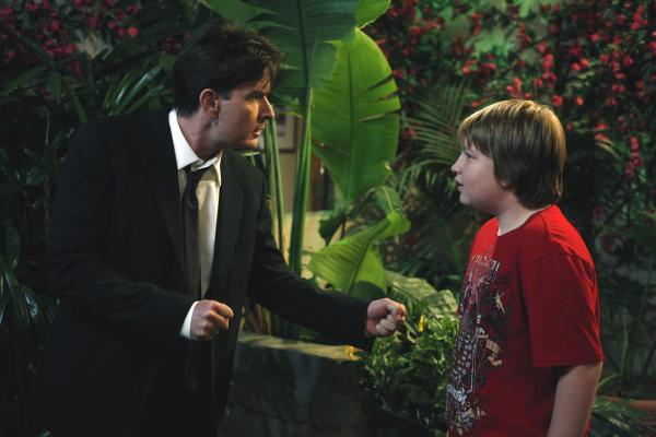 Bild 1 von 12: Jake (Angus T. Jones, r.) weiß zwar, dass sein Onkel Charlie (Charlie Sheen, l.) etwas verrückt ist, doch so verwirrt hat er ihn noch nie gesehen ...
