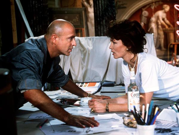 Bild 1 von 2: Im Bild: Achim Lauritzen (Wilfried Baasner) schlägt seiner Frau Evelyn (Iris Berben) ein Geschäft vor, das für beide von Nutzen sein kann.