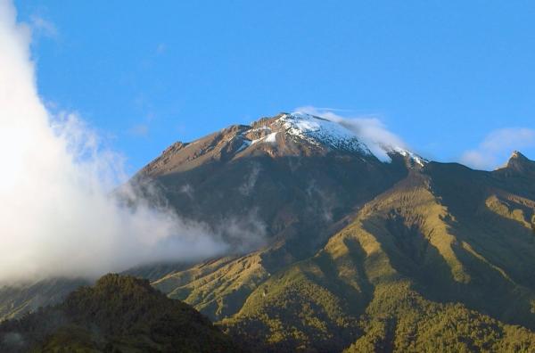 Bild 1 von 3: Auch wenn er gerade friedlich aussieht, ist der Vulkan Tungurahua in Ecuador aktiv und kann jede Minute ausbrechen. Um die Bevölkerung bei einem Ausbruch rechtzeitig warnen zu können, wird er Tag und Nacht überwacht.