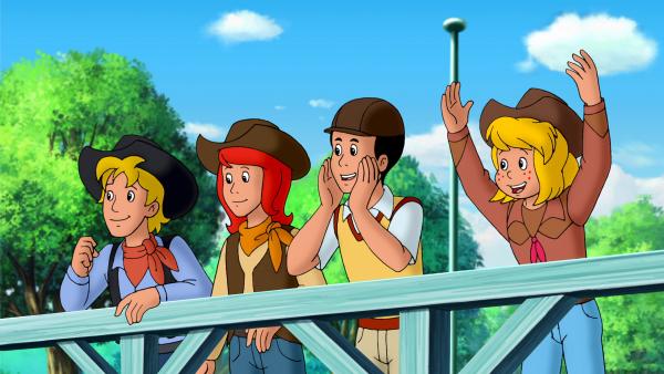 Bild 1 von 7: Bibi (r.), Tina (2.v.l.), Alex (2.v.r.) und Tim (l.) jubeln Freddy zu.