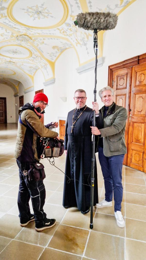 Bild 1 von 5: Im Bild: Johann-Philipp Spiegelfeld und Propst MMag. Petrus Stockinger Can. Reg. beim Dreh.