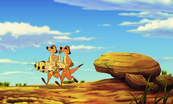 Bild 1 von 14: Die Geschichte des lustigsten Trio der afrikanischen Savanne wird neu erzählt - und zwar aus Sicht von Erdmännchen Timon und seinem treuen Kumpanen, Warzenschwein Pumbaa. Die beiden legen die Wahrheit schonungslos auf den Tisch und berichten über ihre Abenteuer und die ungewöhnliche Freundschaft mit dem Löwen Simba. Dabei kommen auch einige Geheimnisse zutage, die die Zuschauer sicher überraschen werden: Wer steckt wirklich hinter dem trickreichen Sieg über Scar, wodurch der wahre König des Geweihten Landes wieder den Thron besteigen konnte?
