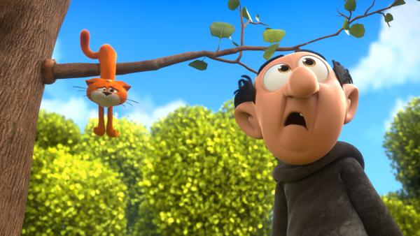 Bild 1 von 5: Fassungslos starrt Gargamel in den Himmel, als Azrael auf einen Ast stürzt.