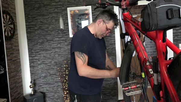 Bild 1 von 2: Carsten muss die Bremsen seines Drahtesels entlüften. In der Theorie weiß der 47-Jährige, was er zu tun hat...