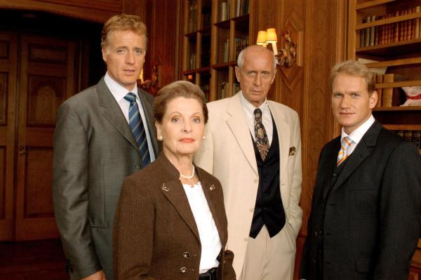 Bild 1 von 15: Im Bild (v.li.): Albert Fortell (Felix Hofstätter), Johanna Matz (Frau Caspari), Heinz Trixner (Vinzenz Strobel), Joachim P. Assböck (Philipp Ortner).