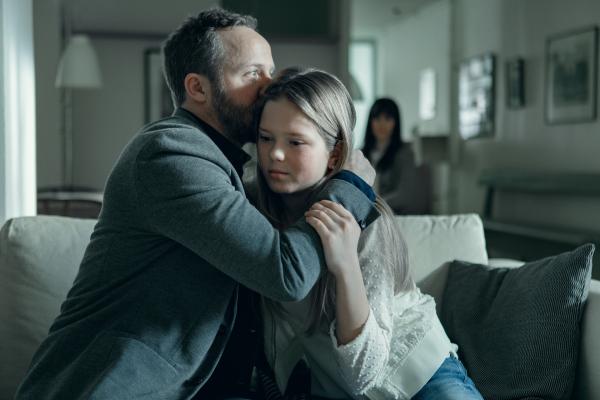 Bild 1 von 2: Dr. Thomas Lorenz (Maximilian Brückner) setzt alles daran, das alleinige Sorgerecht für seine Tochter Hanna (Lilli Salonen) zu bekommen.