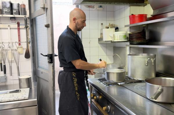 Bild 1 von 2: Küchenchef Mickaël Lorini verrät seine Geheimnisse für eine perfekte Quenelle-Zubereitung.