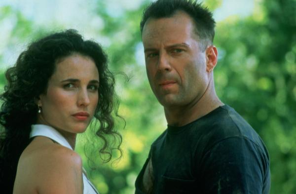 Bild 1 von 7: Anna Baragli (Andie MacDowell, l.); Hudson Hawk (Bruce Willis, r.)