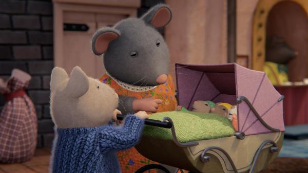 Bild 1 von 3: Frau Plapper (2. von links) scheint mit ihrem anhaltenden Redefluss die drei kleinen Baby-Geschwister von Sam (links),  Ariel, Noah und Julietta, zu beruhigen.© ZDF/Cielo Films/Caribara Production/SuperswissRed/M.A.R.K.13/ZDF Studios GmbH - Honorarfreie Verwendung gemäß AGB im redaktionellen Zusammenhang mit genannter Sendung bei Nennung \