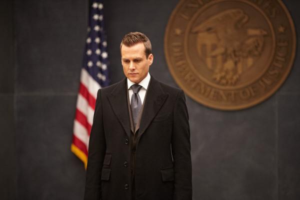 Bild 1 von 3: Harvey (Gabriel Macht) steht vor einer seiner schwersten Entscheidungen: Er muss sich gegen die Justizbehörden behaupten - und gegen das drohende Ende seines beruflichen und persönlichen Netzwerks.