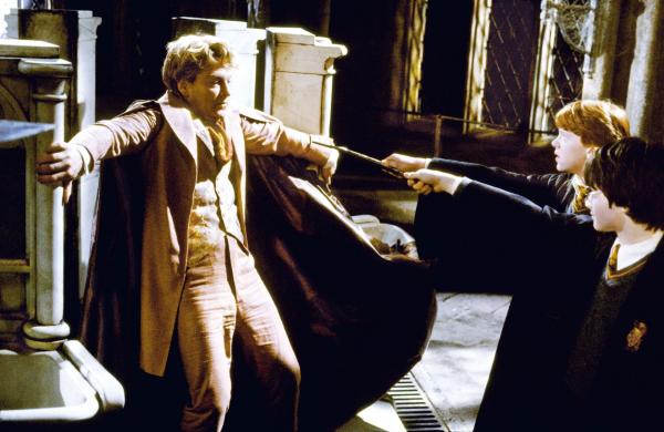 Bild 1 von 19: Ohne die Unterstützung von Gilderoy Lockhart (Kenneth Branagh, l.), Professor für die Abwehr der dunklen Künste, müssen Harry (Daniel Radcliffe, r.) und Ron (Rupert Grint, M.) der finsteren Macht gegenübertreten, die ihre geliebte Schule bedroht ...