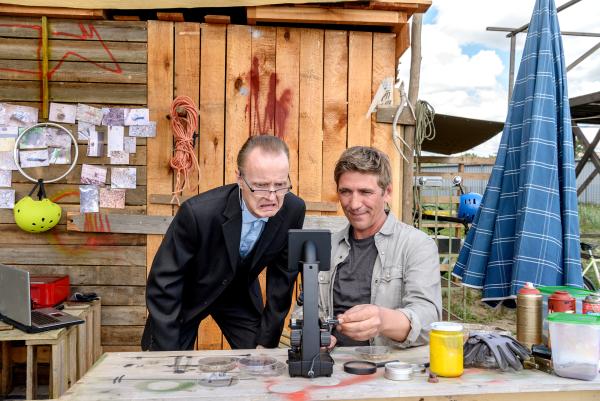 Bild 1 von 11: Fritz Fuchs (Guido Hammesfahr, rechts) und Ordnungshüter Heinz Kluthe (Holger Handtke, links) haben eine Wette abgeschlossen. Fritz soll in 24 Stunden 1000 Tierarten auf dem öden Gelände finden. Wird er die Wette gewinnen?