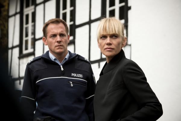 Bild 1 von 8: Als seine Schwester Karla nach einer mutmaßlichen Vergewaltigung im Wald zurückgelassen wird und stirbt, bekommt der Polizist Tom Petersen (Johannnes Zirner) bei den Ermittlungen Unterstützung von Helen Dorn (Anna Loos).