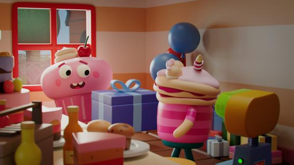 Bild 1 von 3: Zuhause überrascht Othellos Mama (l.) ihren Sohn Othello (r.) mit Geschenken und frisch gebackenem Kuchen.