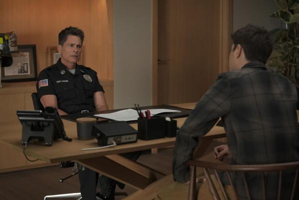 Bild 1 von 11: Owen Strand (Rob Lowe, l.); T.K. Strand (Ronen Rubinstein, r.)