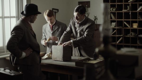 Bild 1 von 3: Die Polizei von Chicago öffnet ein Paket, das einen menschlichen Schädel enthält. Stammt er von einem weiteren Opfer des rätselhaften Killers?