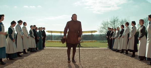 Bild 1 von 9: Lord Oxford (Ralph Fiennes) kehrt in sein Schloss zurück und wird vom Dienstpersonal begrüßt.