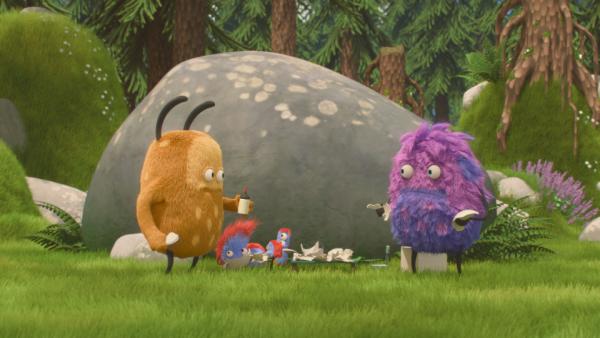 Bild 1 von 4: Kiwi und Strit beraten, wie man das kaputte Geschenk repariert.