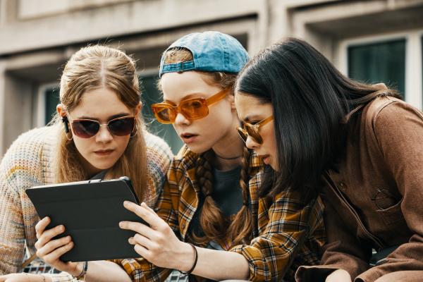 Bild 1 von 3: Die drei !!! im Spionage-Modus: Von links: Marie (Lilith Johna), Franzi (Bella Bading) und Kim (Purnima Grätz)