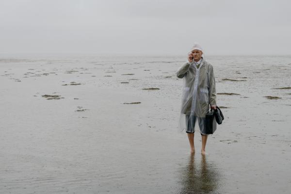 Bild 1 von 13: Übereifrig, wie er ist, will Herr Kluthe (Holger Handtke) alleine durchs Watt laufen, um seinen Mission zu erfüllen. Jetzt findet er nicht mehr weiter. Wieso geht Fritz Fuchs nicht ans Telefon, wenn man ihn mal braucht, fragt er sich.