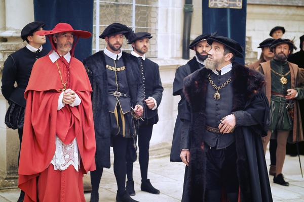 Bild 1 von 5: Kardinal Jean de Lorraine (Lionel Robert, li.) und König Franz I. (r.) auf Schloss Chambord