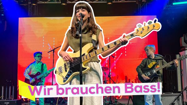 Bild 1 von 1: Ira spielt Bass in einer Band.