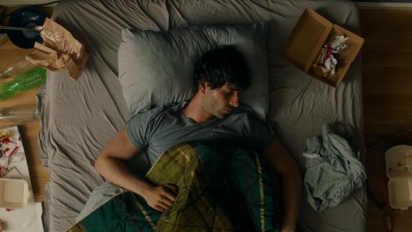 Bild 1 von 10: Mo (Kawian Paigal) liegt im Bett und schläft seinen Rausch aus.