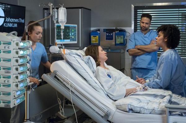 Bild 1 von 7: (Mitte v.l.n.r.) Ella Kling (Ulrike Knospe); Dr. Matteo Moreau (Mike Adler); Vivienne Kling (Jane Chirwa)