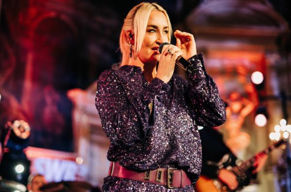 Bild 1 von 1: Sarah Connor ist einer der erfolgreichsten Pop-Sängerinnen Deutschlands. Die Künstlerin spielt beim SWR3 Weihnachtskonzert vor 100 glücklichen Fans im Casino Baden-Baden.