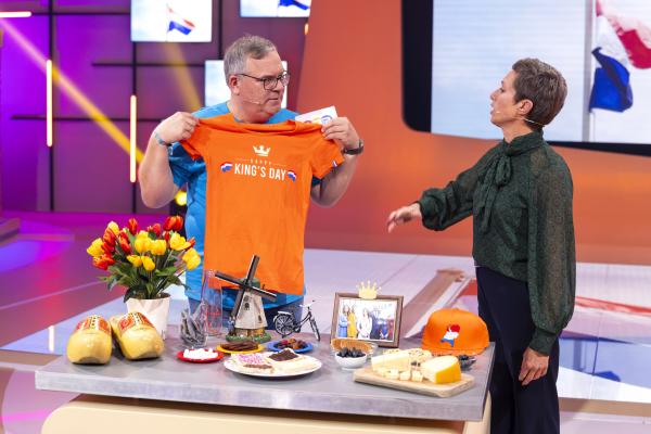 Bild 1 von 3: Elton entdeckt die Niederlande. Bei ihm zu Gast ist Nancy Obbema.© ZDF/Ralf Wilschewski - Honorarfreie Verwendung gemäß AGB im engen inhaltlichen redaktionellen Zusammenhang mit genannter Sendung bei Nennung \