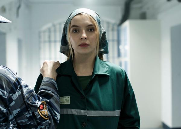 Bild 1 von 3: Villanelle (Jodie Comer) schleicht sich ebenfalls ins Gefängnis, um ihre ehemalige Teamkameradin zum Schweigen zu bringen. Doch die harten Sicherheitsmaßnahmen zwingen Villanelle dazu, zu improvisieren.