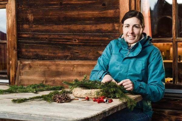 Bild 1 von 12: Im Bild: Aus Tannenzweigen und Naturschätzen, die rund ums Haus oder im Wald wachsen,  bindet Andrea Möllberger einen Schutzkranz, der gleichermaßen Hausschmuck ist und den Winter über für Segen sorgt.