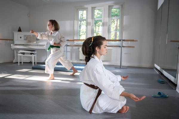 Bild 1 von 7: Joyces (Matilda Willigalla, li.) und Sibels (Josie Hermer) Vorstellungen von Karate könnten nicht unterschiedlicher sein.