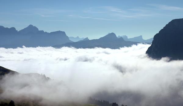 Bild 1 von 9: Wolkenmeer am Grödner Joch.