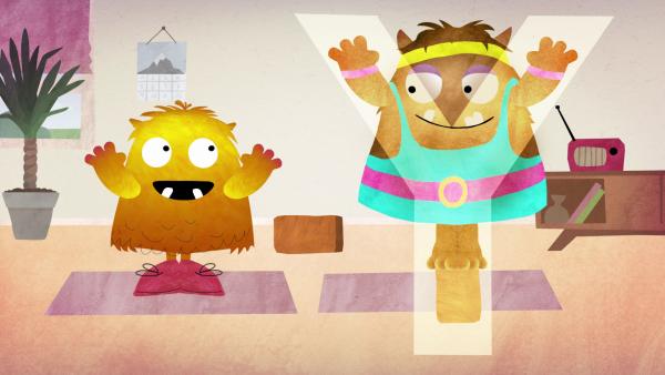 Bild 1 von 1: Nitso macht mit seiner Oma Yoga.