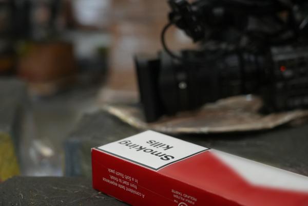 Bild 1 von 6: A package of possibly counterfeit cigarettes at the JFK Airport cargo facility.