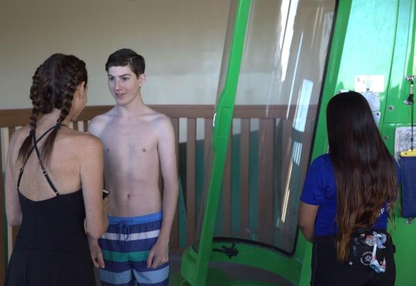 Bild 1 von 11: Maya DiMeo (Minnie Driver, l.); Ray DiMeo (Mason Cook, M.)