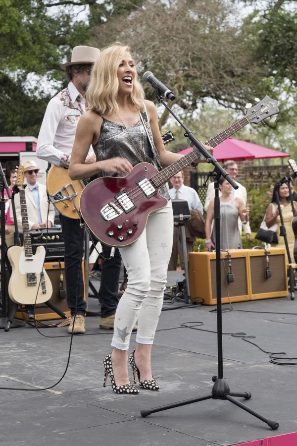 Bild 1 von 11: Heizt allen ordentlich ein: Rocksängerin Sheryl Crow ...